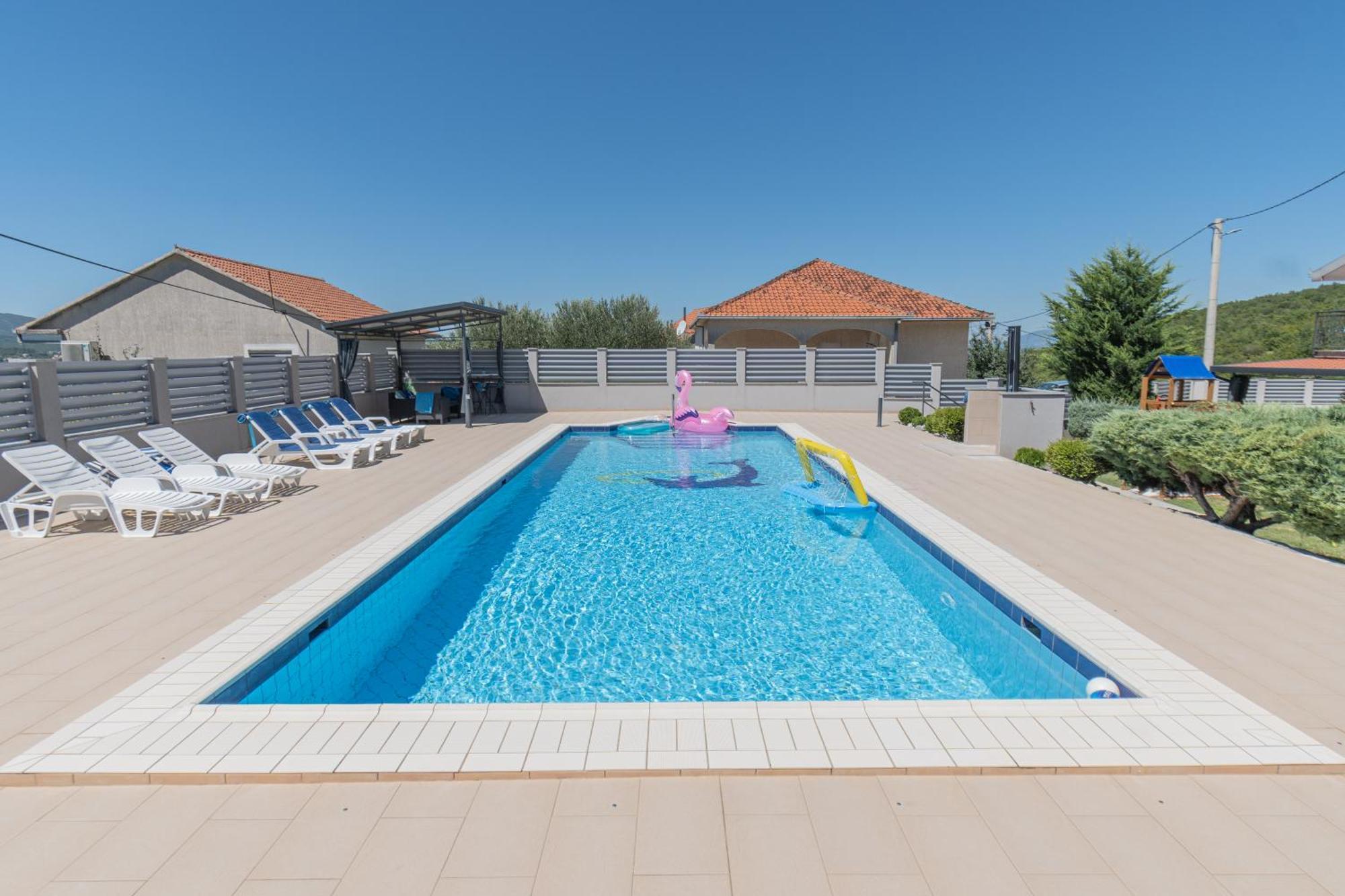 Spacious Villa For 10 With A Big Private Pool Trilj Buitenkant foto